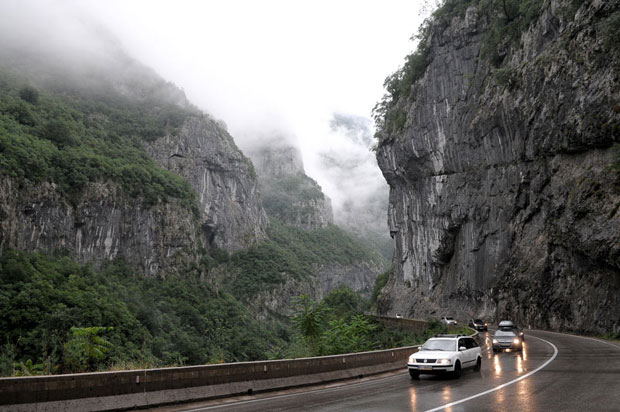 ЖИВОТА ЈЕ КОШТАО ТРЕН НЕПАЖЊЕ: Изашла из кола, нестала у амбису (ФОТО)